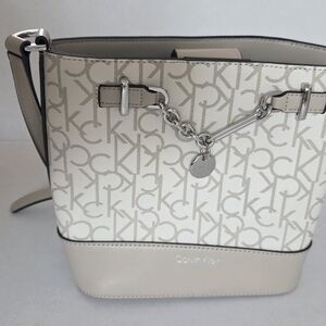 CALVIN KLEIN Adrina Crossbody Bag In Vanilla Khk